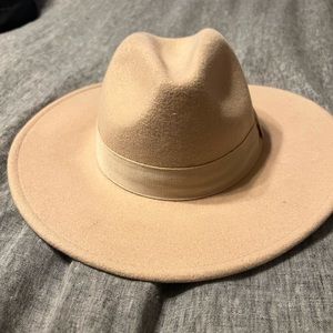 Wide brimmed madewell biltmore hat